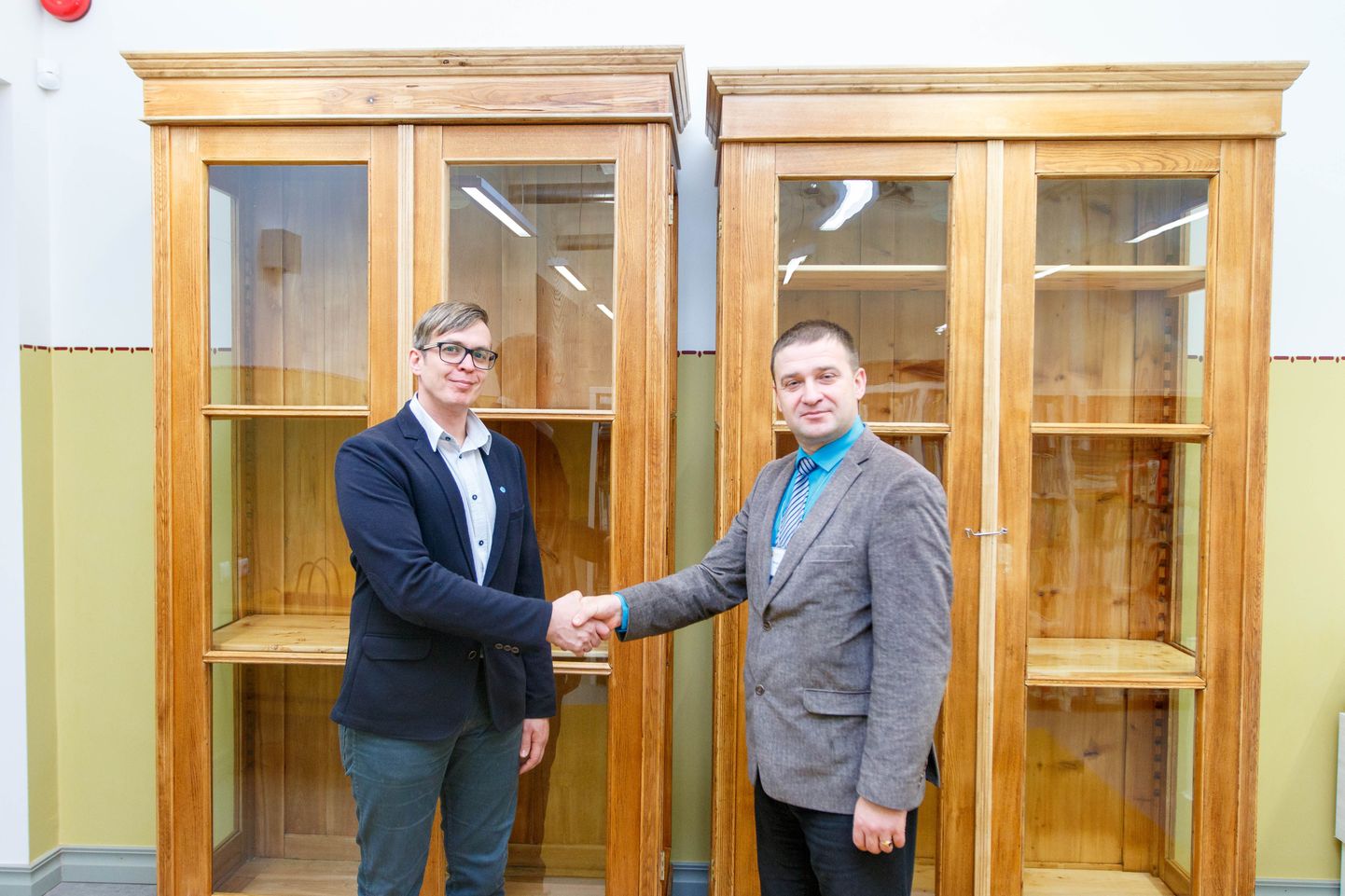 Valga gümnaasiumi direktorile Andrus Murumaale (vasakul) andis kapid üle Valgamaa kutseõppekeskuse direktor Margus Ojaots.
