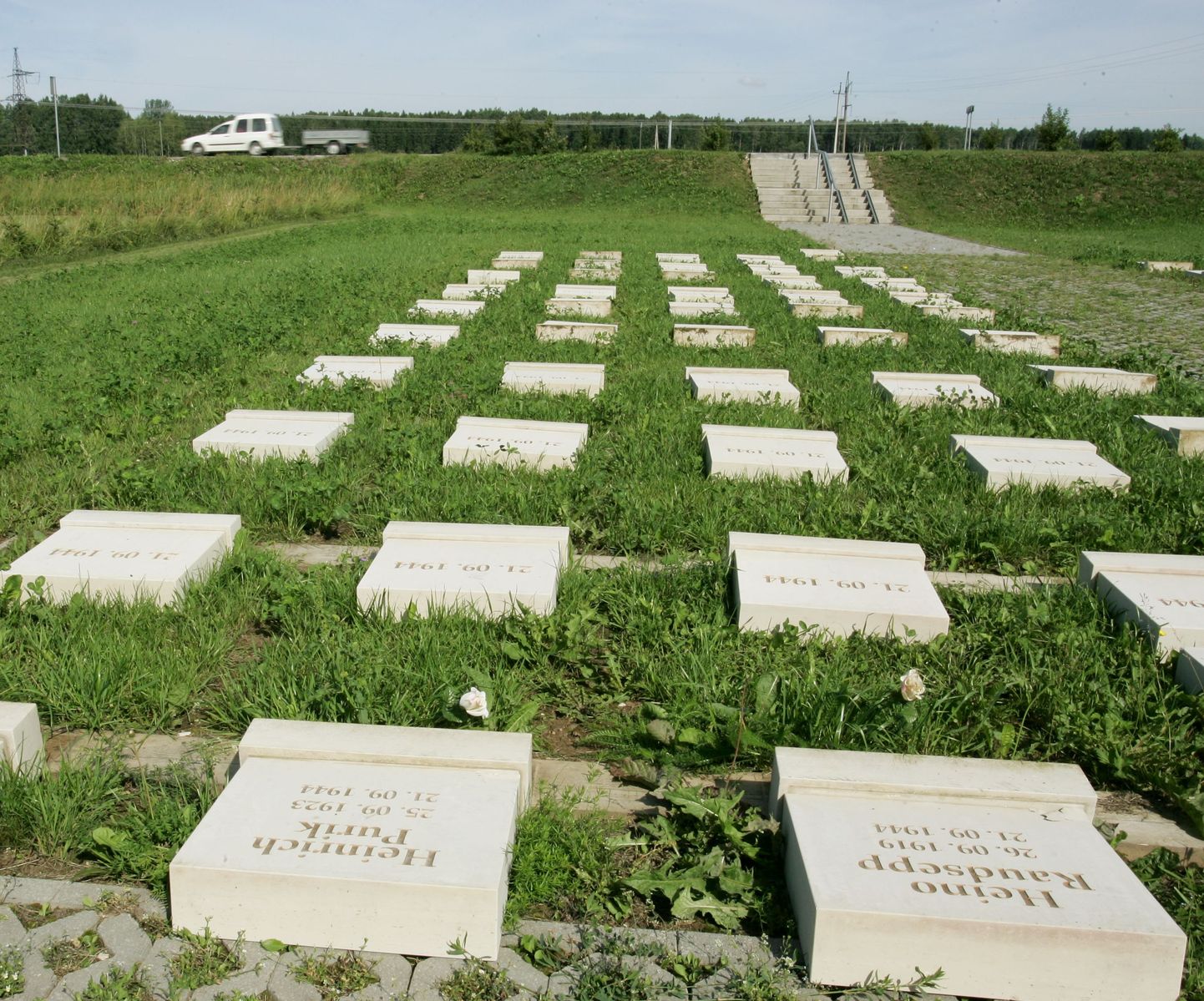 Ööl vastu 18. juulit keerasid kellegi kurjad käed  kummuli sadakond paekivist hauaplaati Vistla memoriaalis.