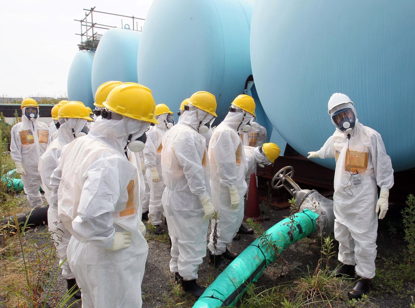 Inspektorid kontrollivad Fukushima Dai-ichi tuumajaama veemahuteid.