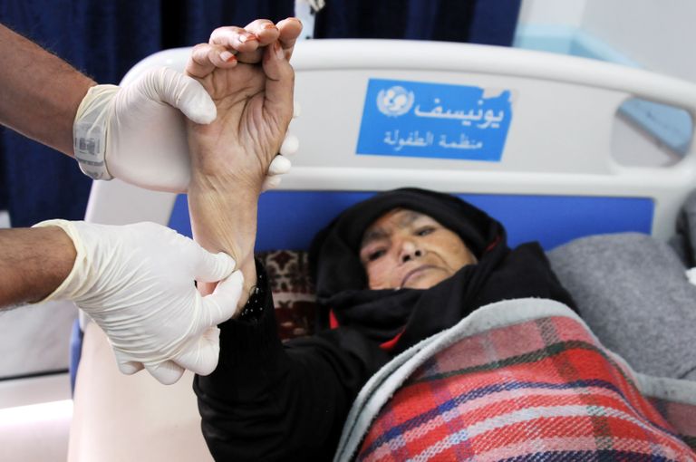 Jeemeni naine saab Sabaemi haiglas kooleraravi.