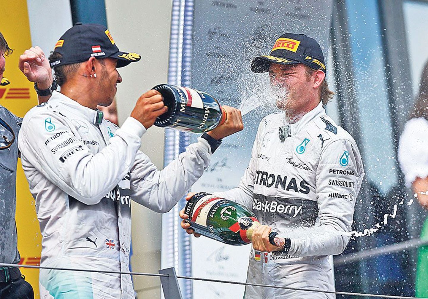 Lewis Hamilton uhab Nico Rosbergile šampanjaga vastu lõugu.