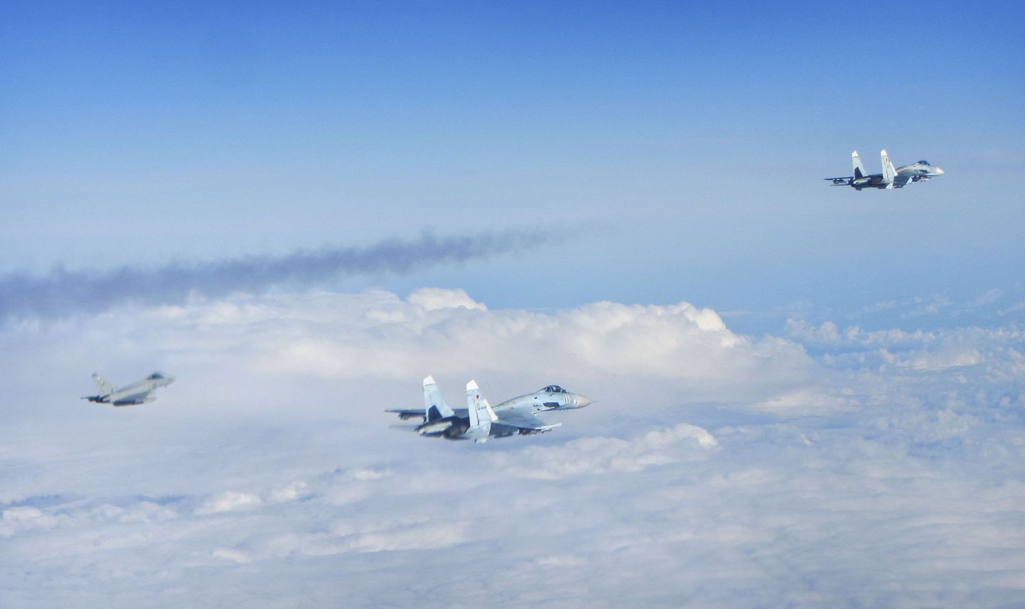 В небе над Балтикой регулярно появляются российские военные самолеты с выключенными транспондерами.