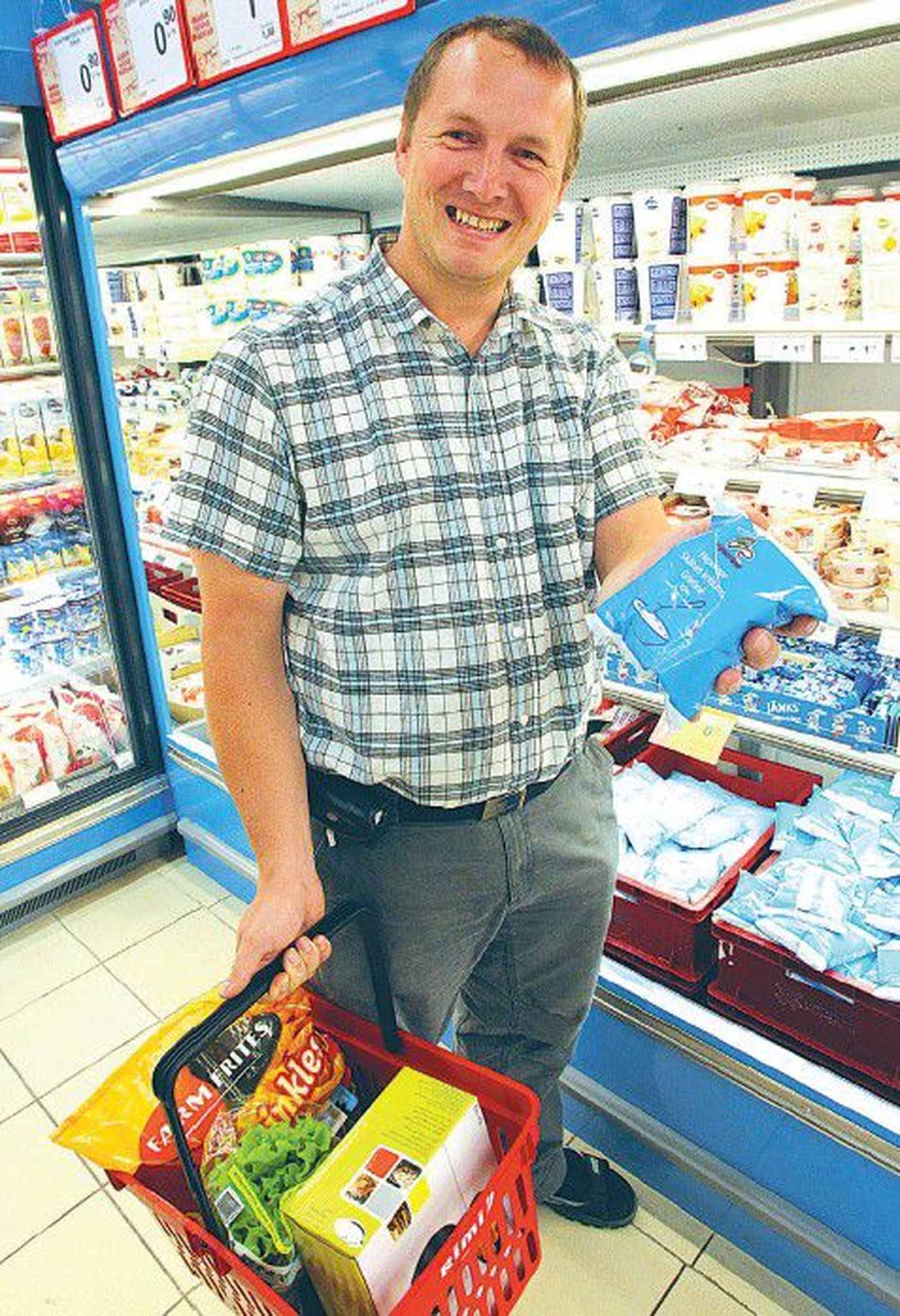 Для того чтобы пища имела «правильный» вкус, жирность сметаны должна составлять все-таки 20 процентов, считает Вирго Колкс, который в четверг вместе с семьей покупал в магазине Rimi продукты.