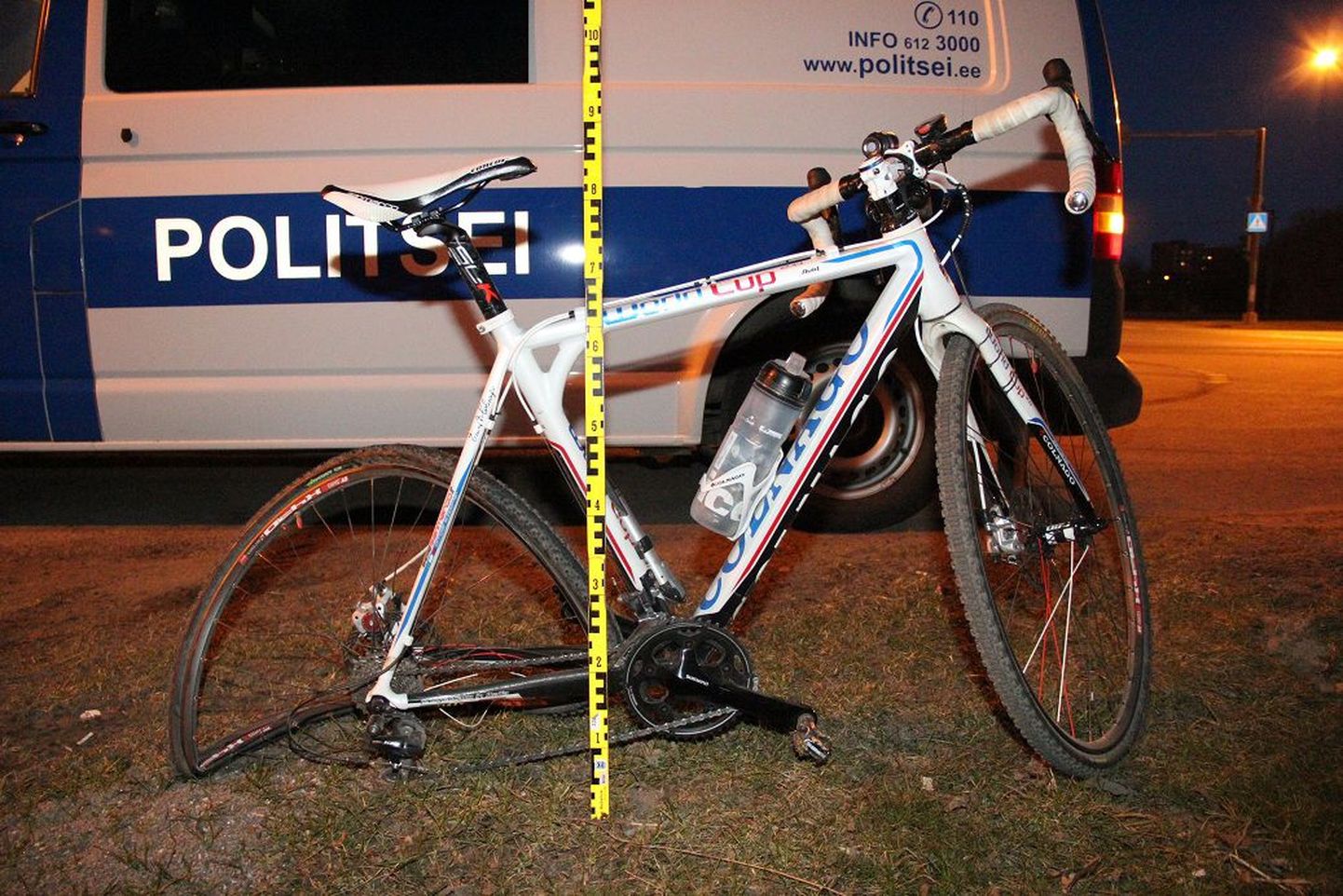 Fotol on õnnetuses kahjustada saanud jalgratas.