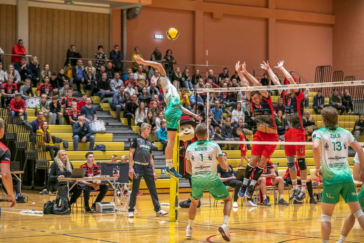Viljandi Võrkpalliklubi langes Aadu Luukase karikasarjast välja, sest jäi mõlemas veerandfinaali kohtumises Võru Barrus Võrkpalliklubile 0:3 alla. Foto on tehtud veerandfinaali esimesest mängust Viljandis.