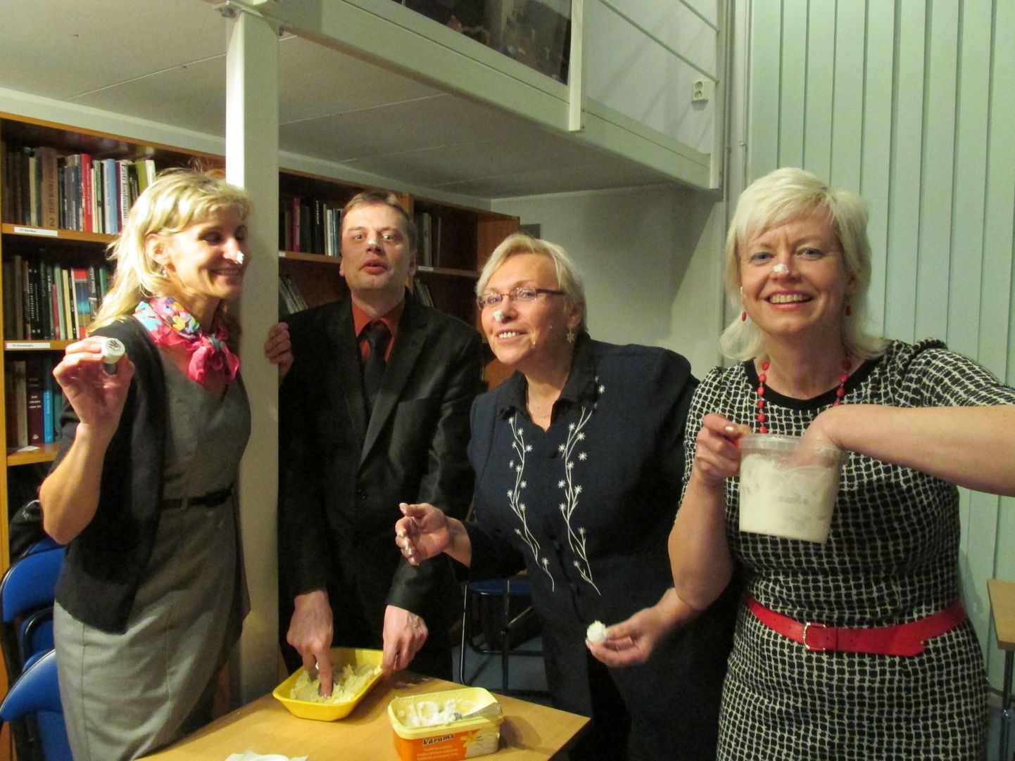 Õpetajad Ester Kukk (vasakult), Jaan Uudelt, Pilvi Pindma ja Reet Hallaste  proovivad kookose ja shea-või kreemi kohe ka näonahale.