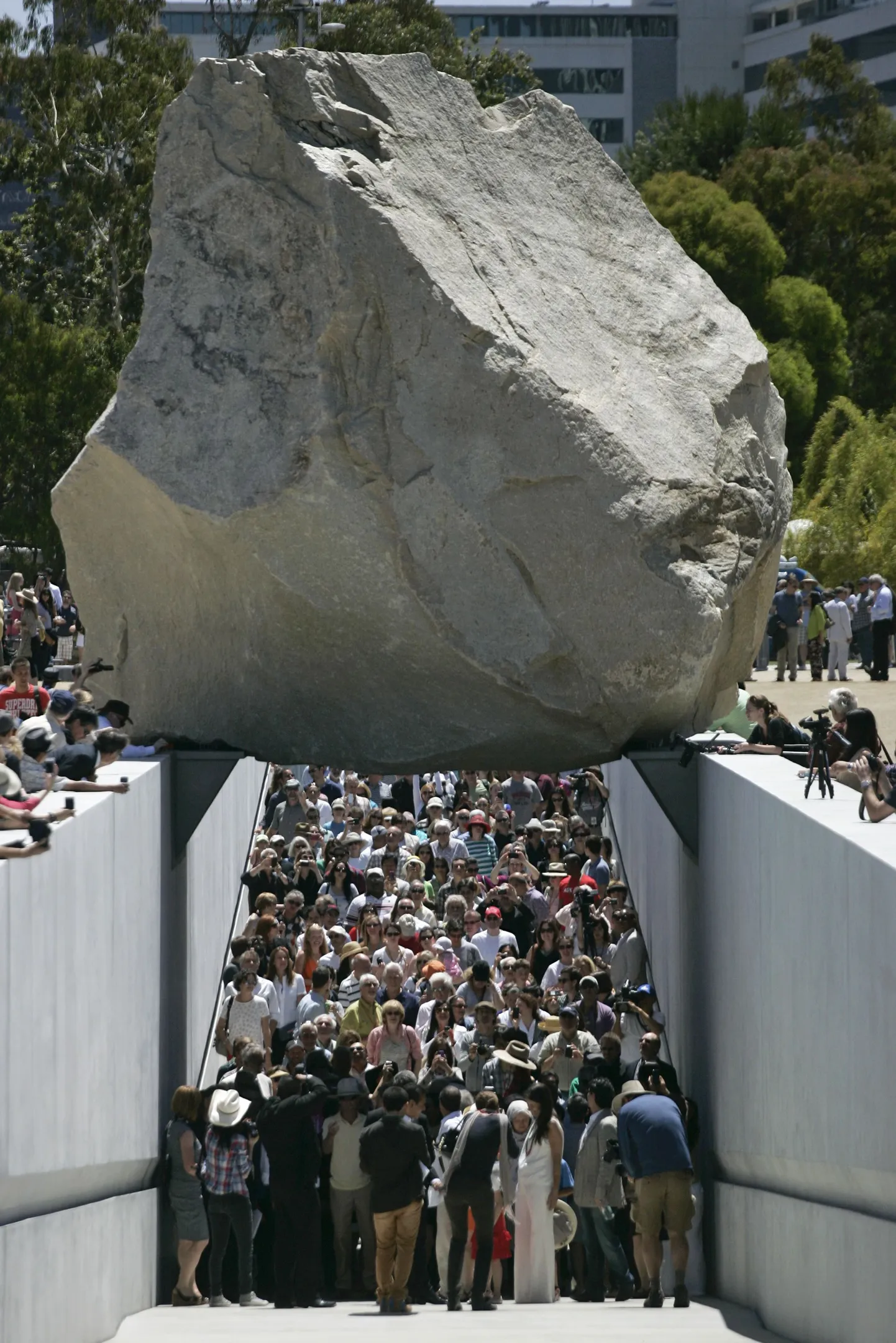 USAs Californias Los Angeleses asuv kunstimuuseum LACMA sai uue eksponaadi, milleks on suur kivimürakas
