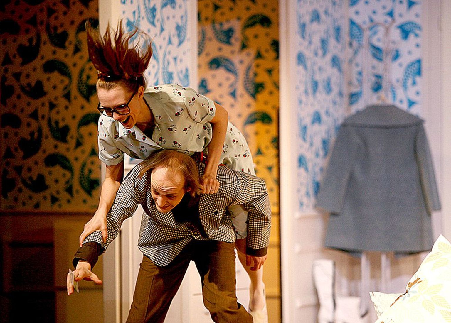 Töötu Gerald (Markus Luik) on teatanud oma naisele (Ragne Pekarev) rõõmsa uudise, et töökoht juba paistab.