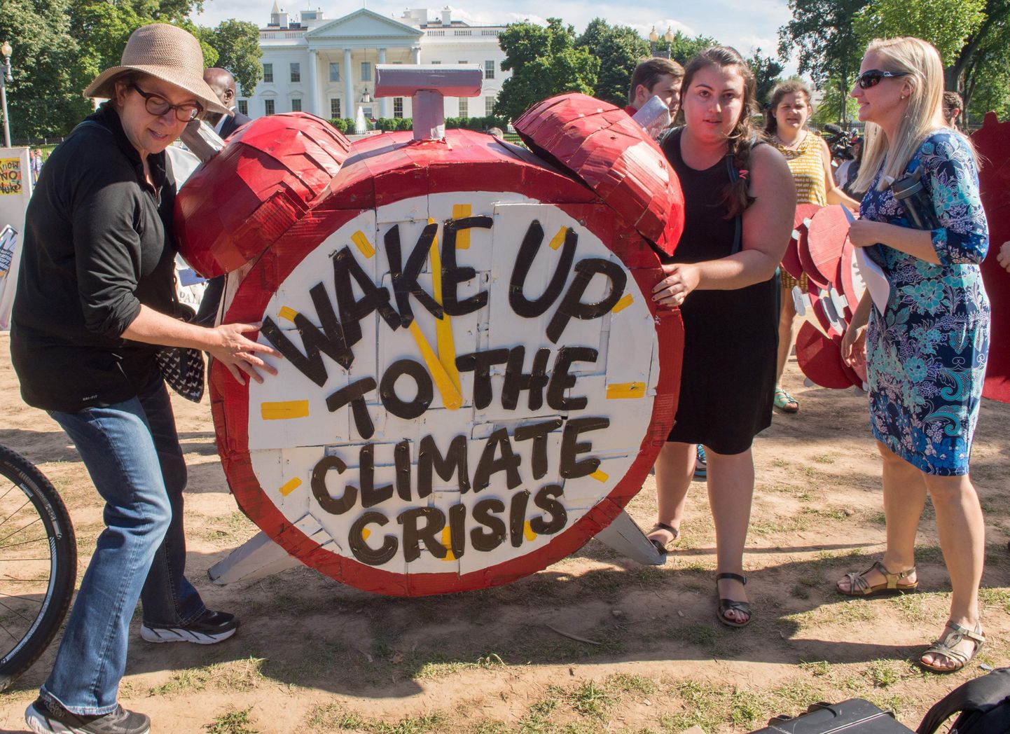Pariisi kliimaleppe toetajad USAs Valge Maja ees meelt avaldamas.