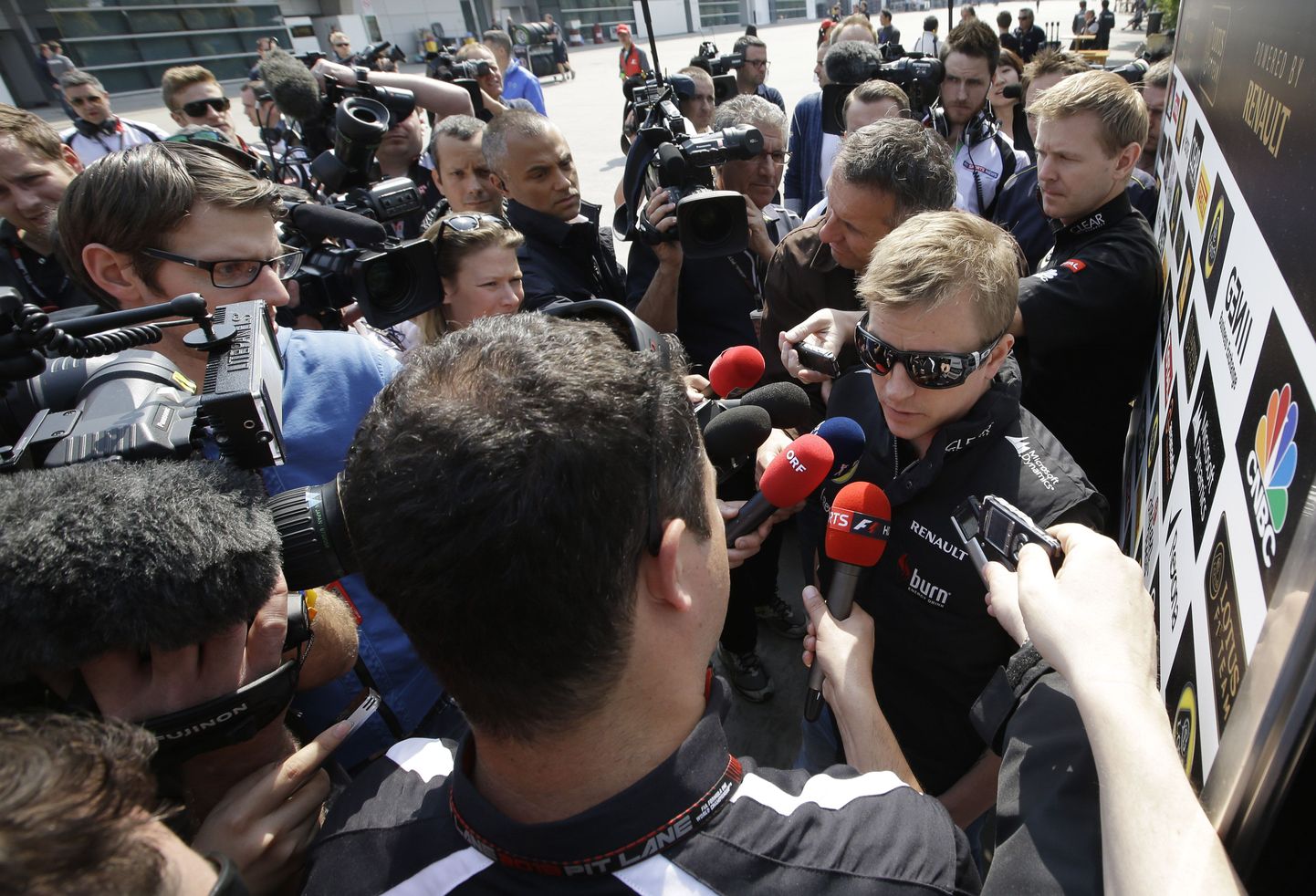 Kimi Räikkönen Shanghais ajakirjanike fännide piiramisrõngas.