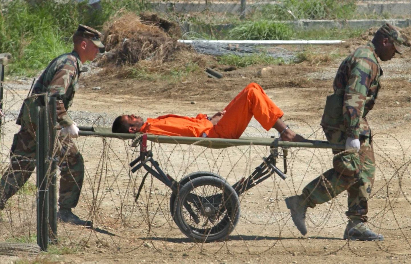 Afganistanist pärit kinnipeetava vedamine Guantanamo vanglas.