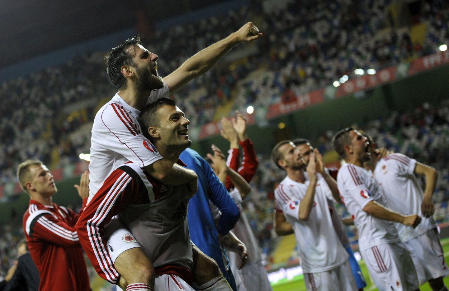 Албанцы радуются победе.