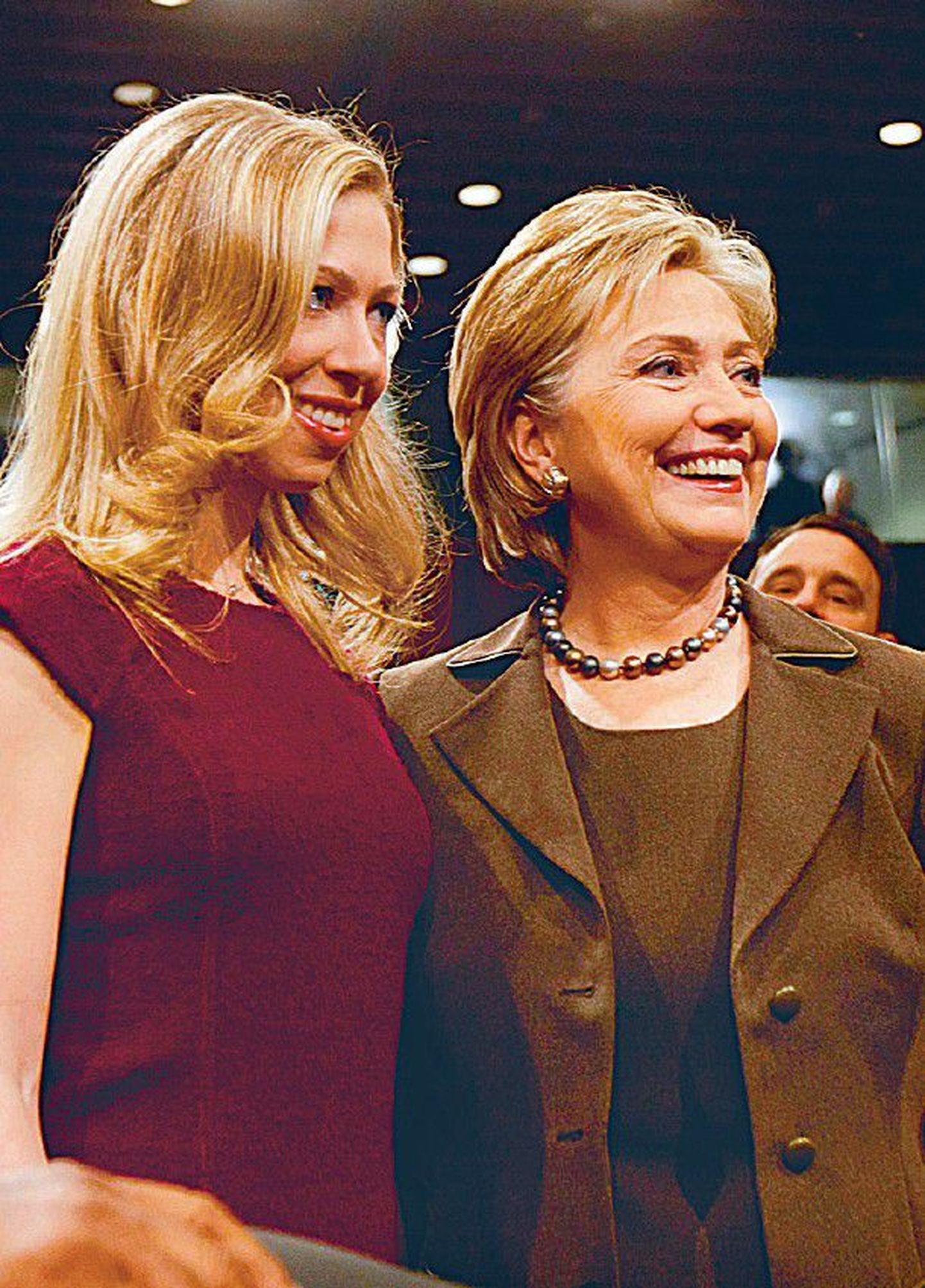 Viie päeva pärast USA välisministrina tööd alustav Hillary Clinton (paremal) teisipäeval koos tütre Chelseaga senati väliskomitees.