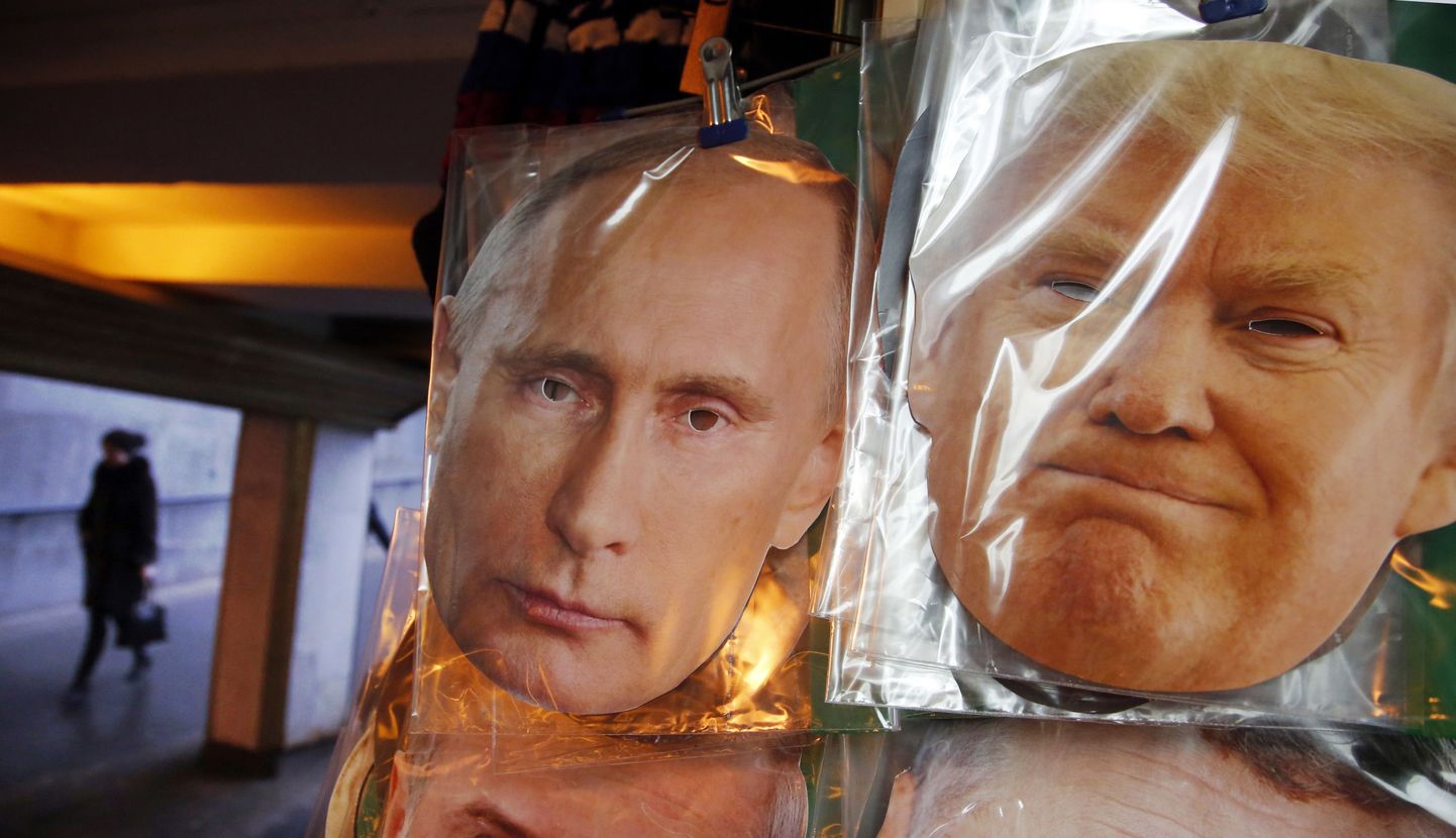 Peterburi suveniiripoes on müügil nii Putini kui Trumpi näomaskid.