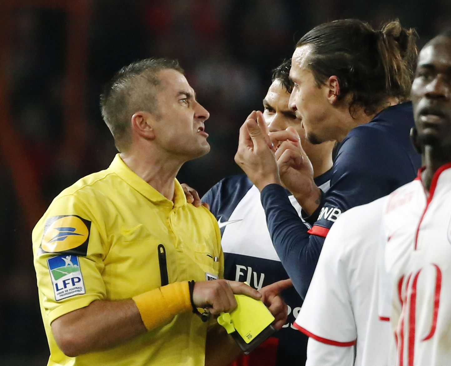 Zlatan Ibrahimovic (keskel) vaidleb kohtuniku Fredy Gautreliga.