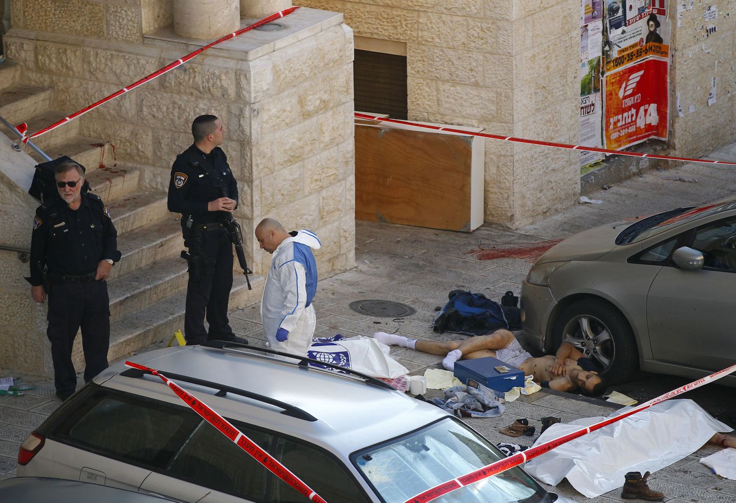 Iisareli politseinikud ja meditsiinitöötajad Jeruusalemma sünagoogi juures täna hommikul.
