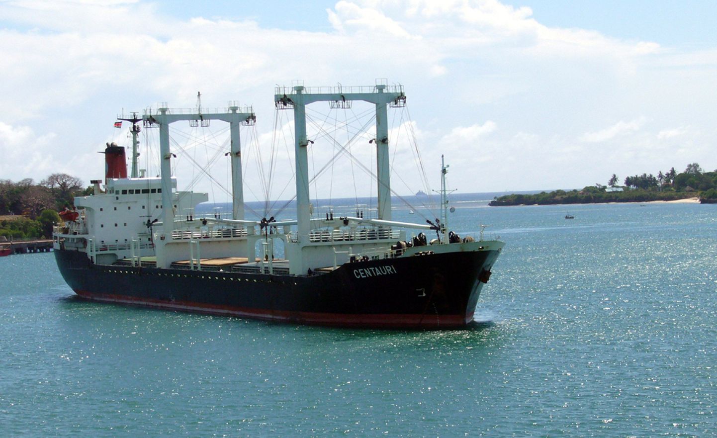 Viimastel nädalatel on Somaalia piraadid vabastanud mitu Kreeka kaubalaeva. Pildil üleeemisel nädalal vabastatud Kreeka kaubalaev MV Centauri.