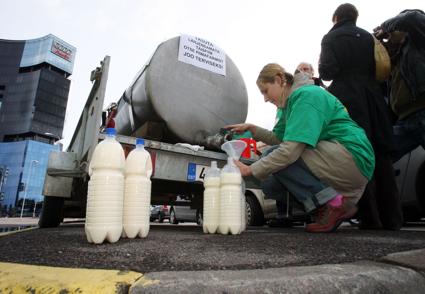 Eesti piimatootjad jagasid tasuta piima ka 2009. aastal Rocca al Mare Prisma ees, kui poeketid surusid omavahelise võistluse tulemusel piima hinna väga madalale.