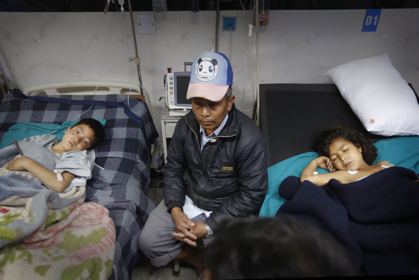 Maavärinas vigastada saanud lapsed haiglas.