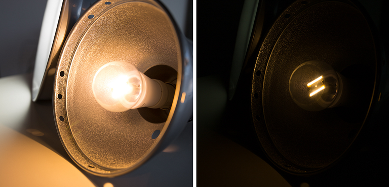 Pildil tagapool on külma tooni 5000 kelvinit värvustemperatuuriga lamp, mida kasutame stuudiopildistamiseks. Panasonicu LED lampide värvustemperatuur on aga 2700 Kelvinit. See tähendab päevavalgusest kollasemat ehk soojemat valgust – umbes samasugust, nagu oleme harjunud kogema hõõglampide puhul. Panasonicu LED-lampidel on valgustavad LED elemendid kahe triibuna .Välja lülitatuna on need hästi nähtavad, kuna asetsevad päria laial metallplaadil. Kui lamp põleb, pole seda plaati aga ereda valguse tõttu näha ning visuaalselt on LED lamp siis päris sarnane traditsioonilisele hõõglambile. Foto: Lauri Veedre/Photopoint.