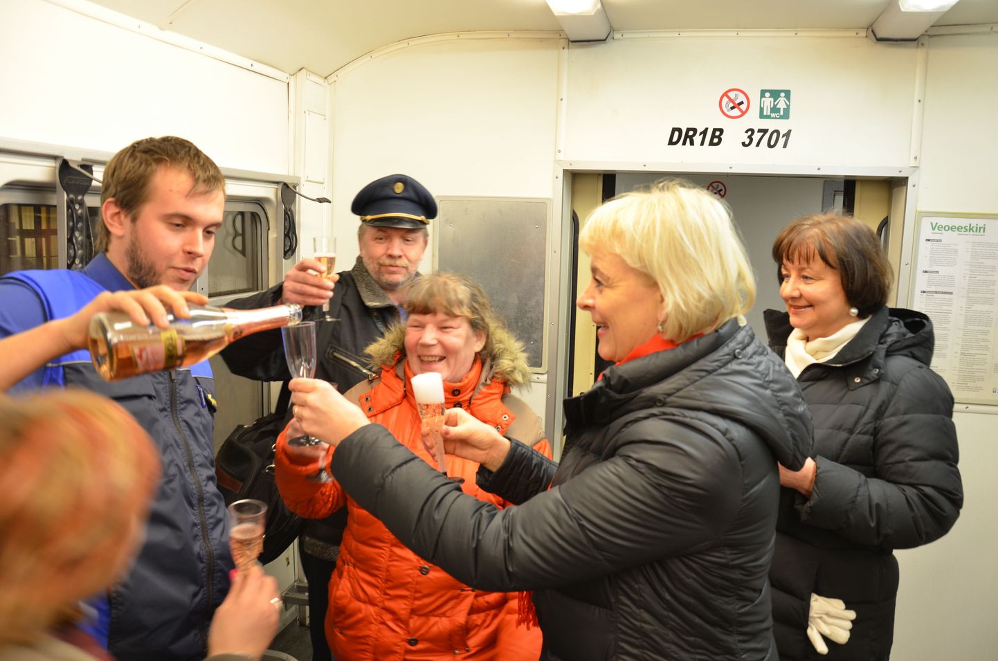 Edelaraudtee töötajad jätsid  vagunis šampust juues rongiga hüvasti.