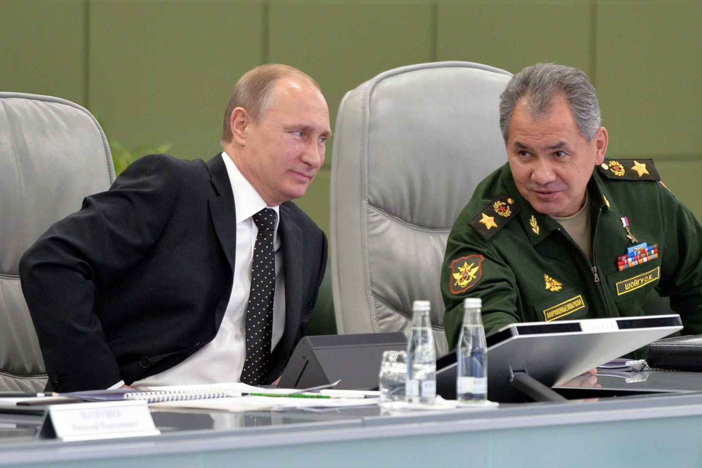 Vene president Vladimir Putin ja kaitseminister Sergei Šoigu (paremal).
