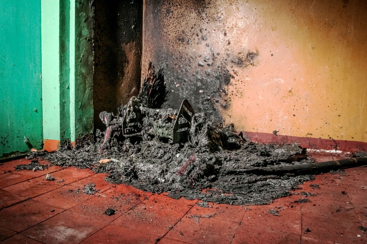 Tootsis põles üleeile hilisõhtul kortermaja trepikojas ühe korteri ukse taga turvatool.