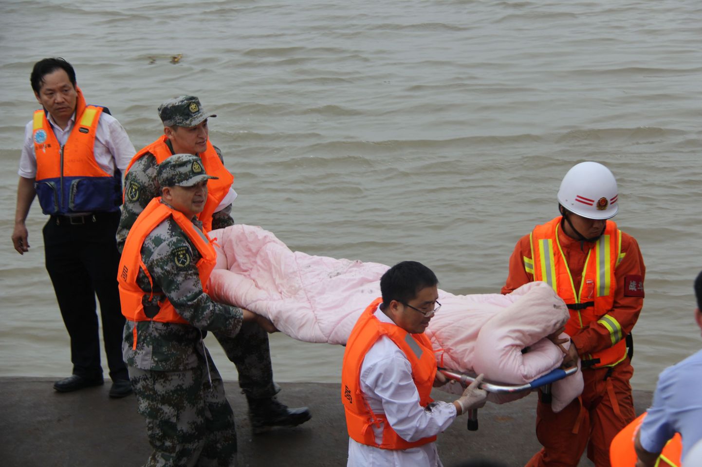 Hiinas Jangtse jõel leidis aset laevaõnnetus, mille tõttu käivitati ulatuslik päästeoperatsioon