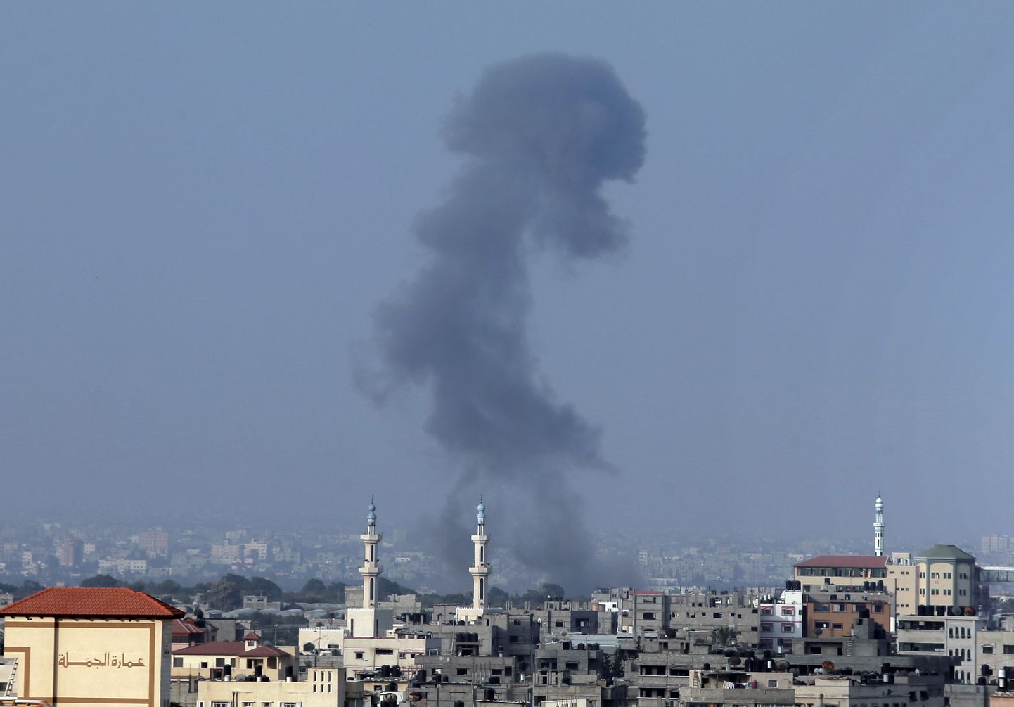Gaza linna kohal hõljus täna hommikul mõned minutid enne relvarahu algust Iisraeli rünnakust jäänud suitsusammas.