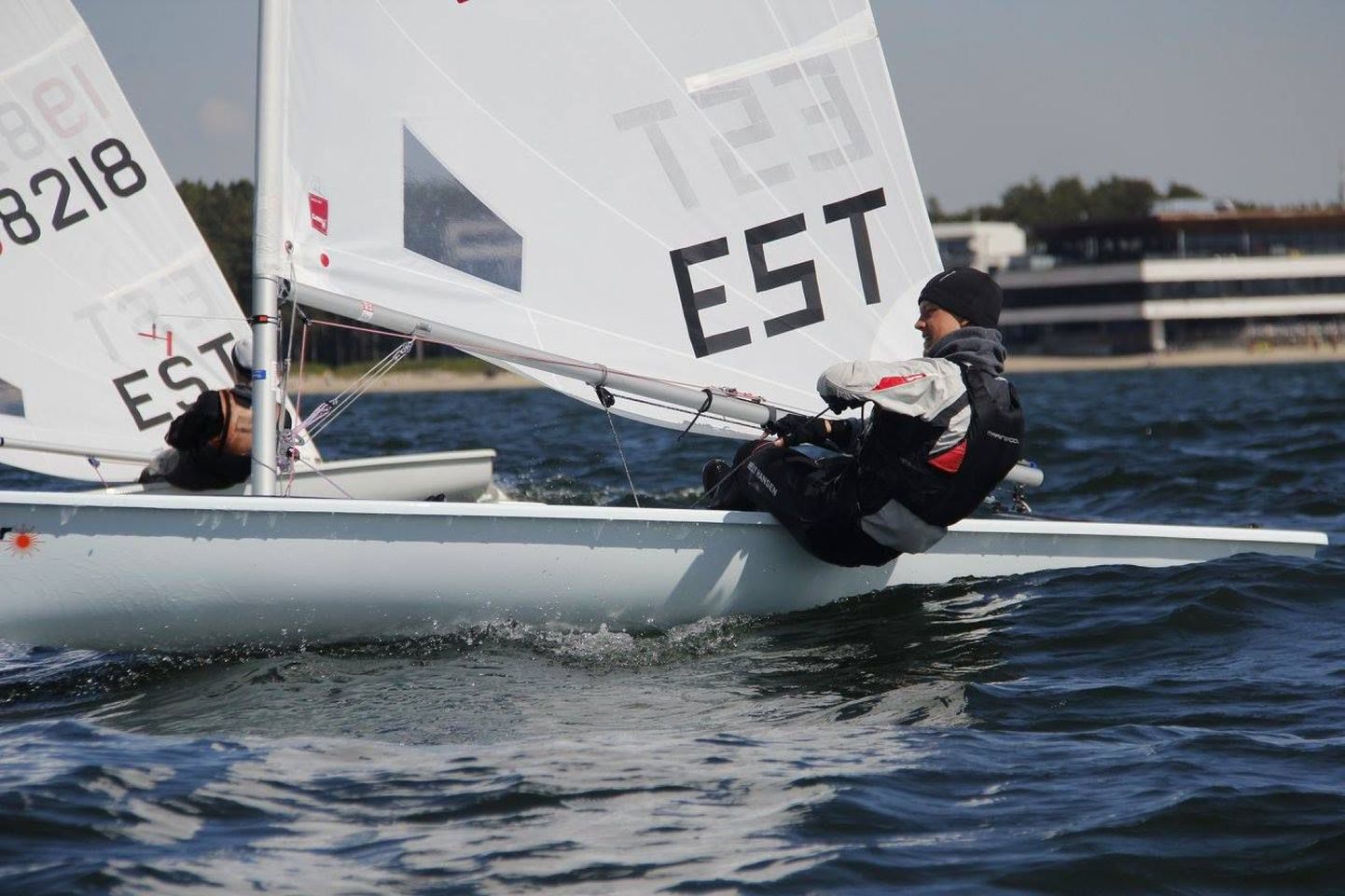 Keith Luur purjetab Laser Radiali klassis Eesti meistrikulla kursil.