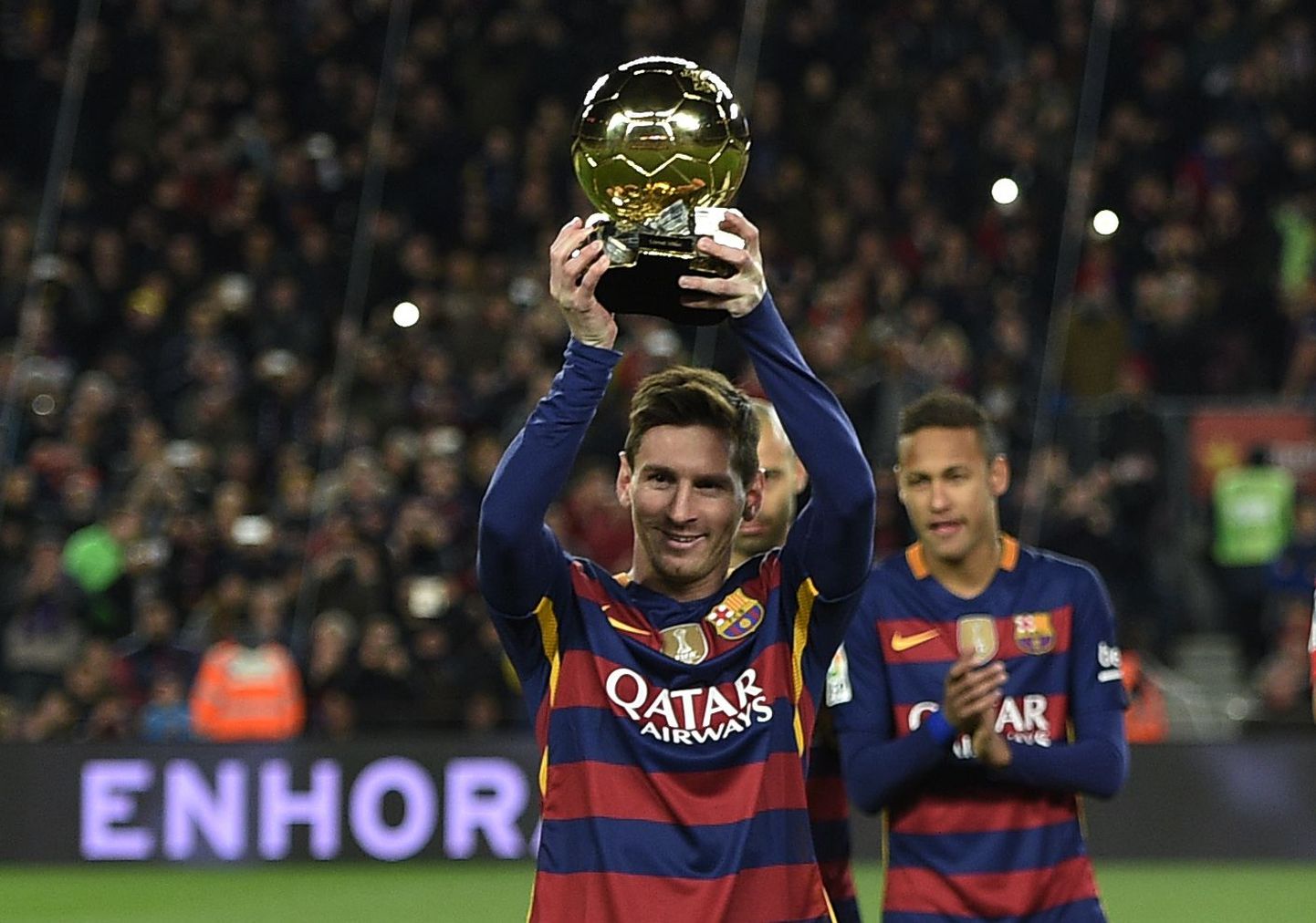 Lionel Messi maailma parimale jalgpallurile mõeldud auhinnaga.