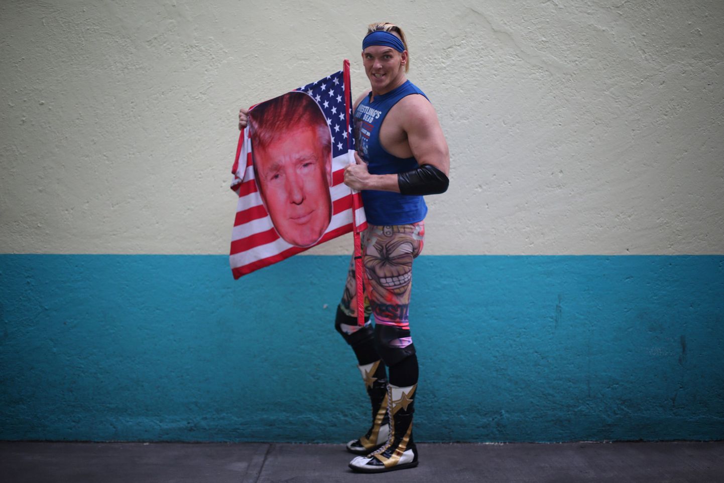 Ameerika maadleja Sam Adonis Ühendriikide lipuga, millel on kujutatud ka president Donald Trumpi.