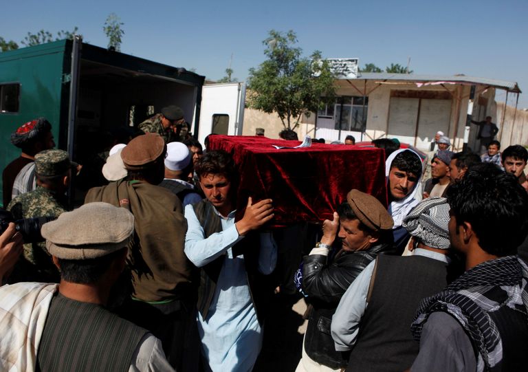 Lähedased kannavad hukkunute kirstu. Foto: ANIL USYAN/REUTERS/SCANPIX