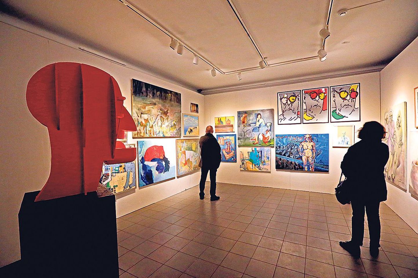 Kunstimaja väikeses galeriis tõmbab maalide taustal tähelepanu Per William Peterseni teos «Mister Brainwash».