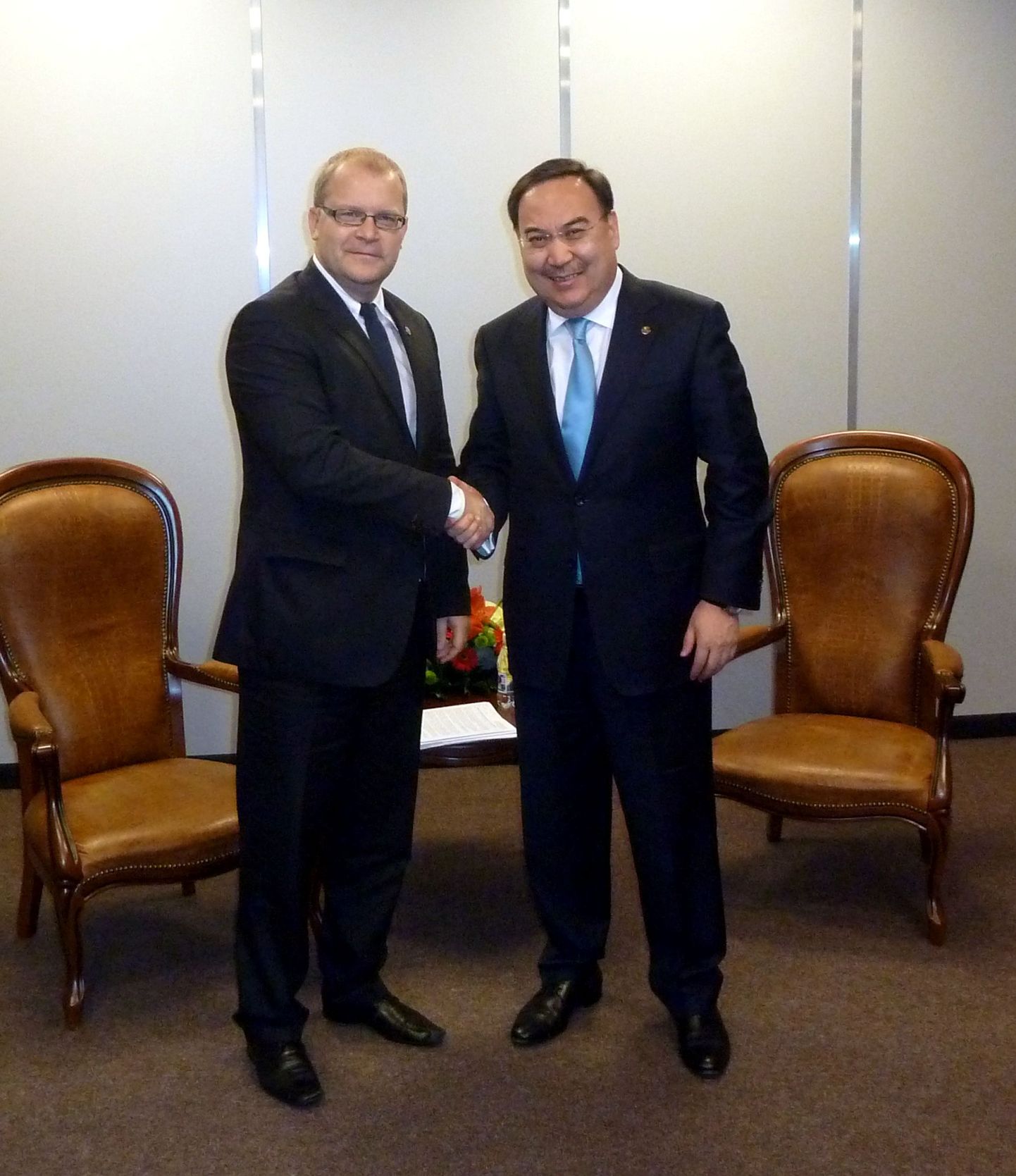 Välisminister Urmas Paet kohtus Vilniuses Kasahstani kolleegi Jeržan Kazõhhanoviga.