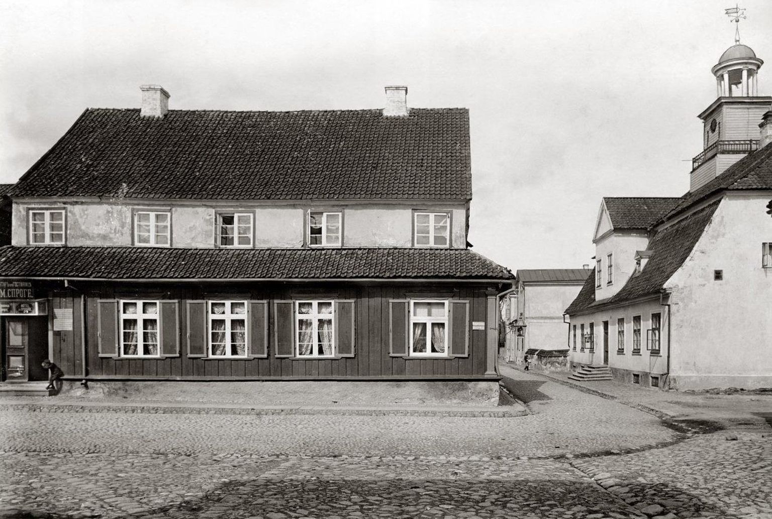Võõrastemaja, kus asutati Eesti Kirjameeste Selts. Hoone lammutati 1943. aastal.