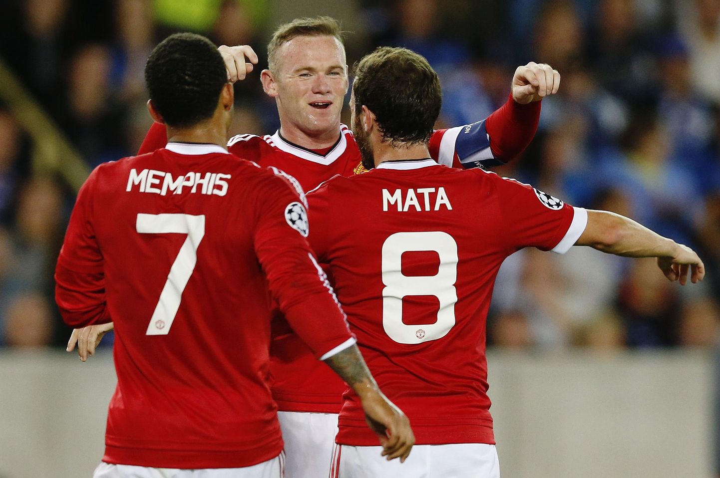 Wayne Rooney (keskel) meeskonnakaaslastega rõõmustamas.