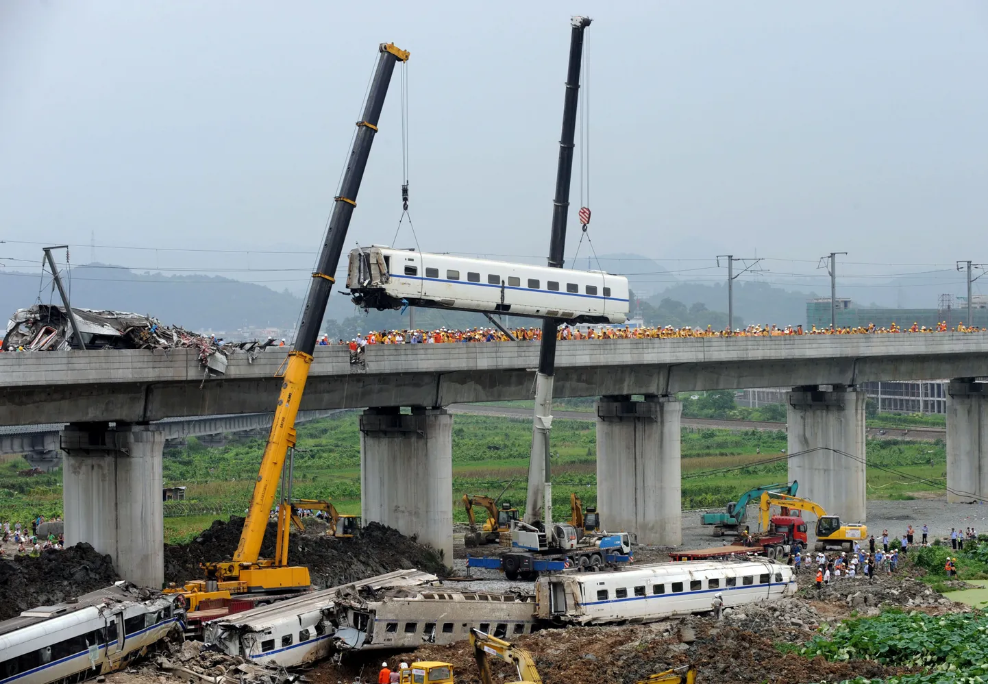 Juulis Wenzhou linna lähedal toimunud rongiõnnetuses paiskus neli vagunit viaduktilt maha.