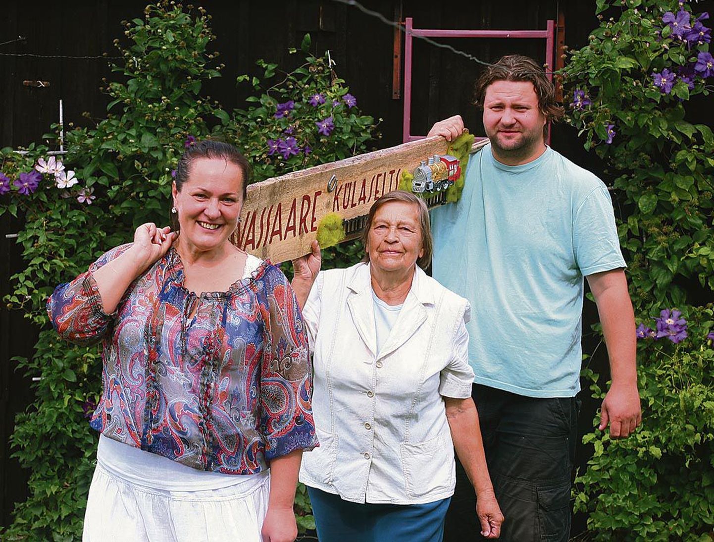 Merle Lillak, Leida Rehtla ja Rivo Kajo tõid sel suvel Lavassaare külaseltsi nime avalikkuse ette Audru valla päevadel, kus selts reklaamis end, müüs “Turba paid” ja pirukaid.