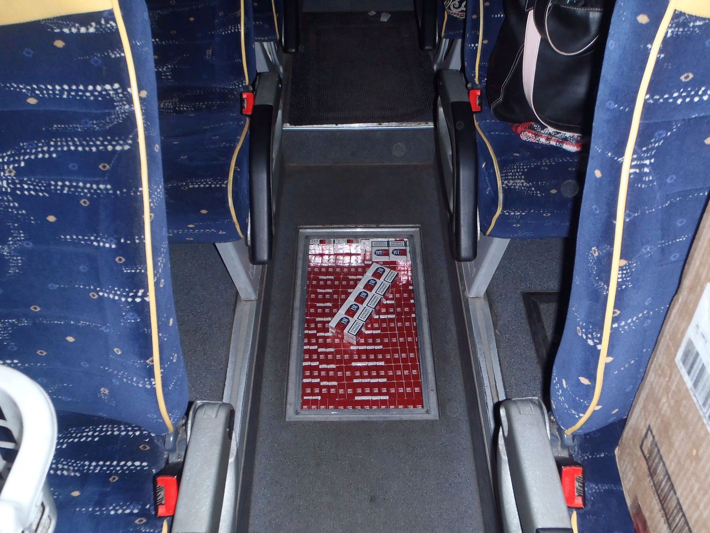 В туристическом автобусе были спрятаны контрабандные сигареты