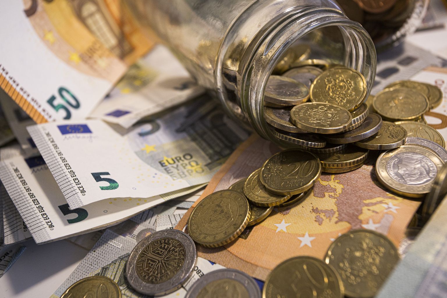 Eiro banknotes un monētas.