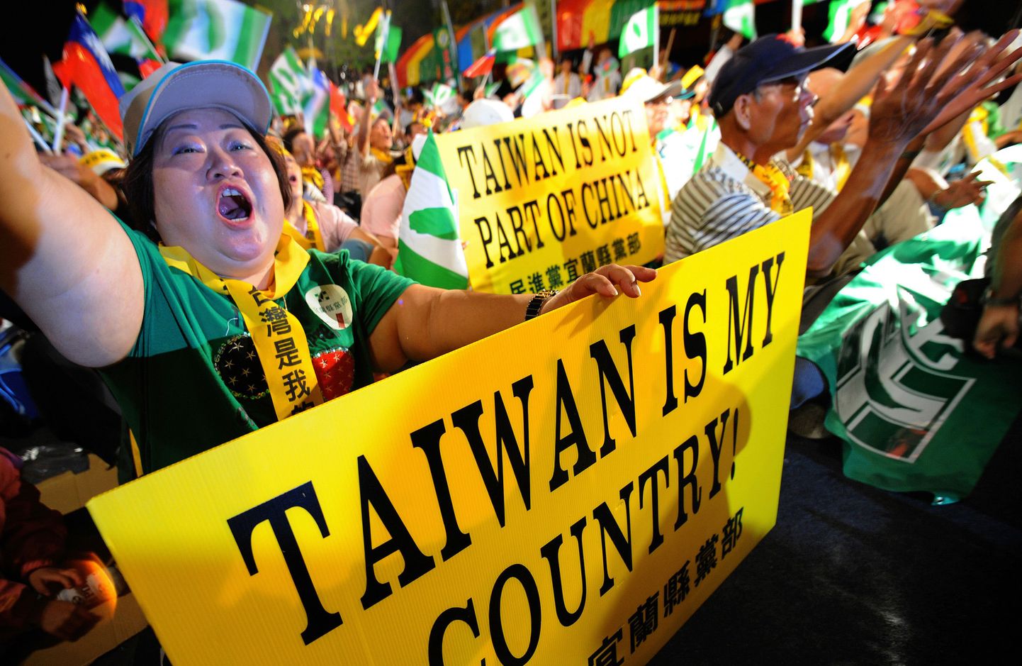 Taiwani iseseisvuslaste meeleavaldus Taipeis, kuhu saabus ajaloolisele visiidile kõrge ametnik Pekingist.