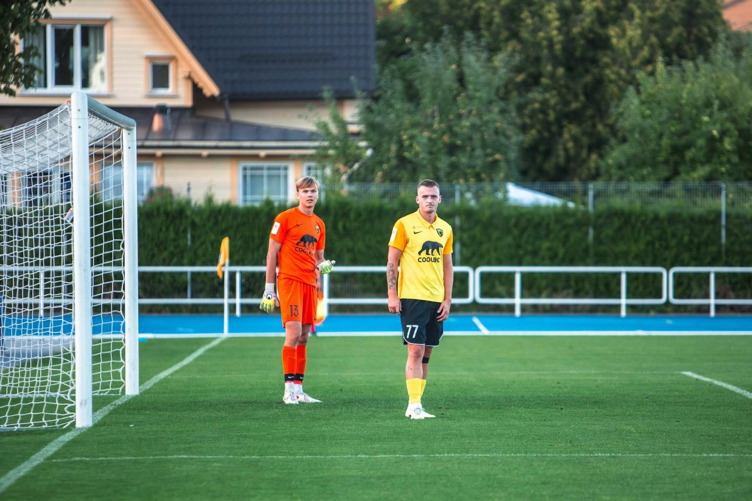 Pärnu Vapruse väravavaht Ott Nõmm (vasakul) lahkus platsilt longates.