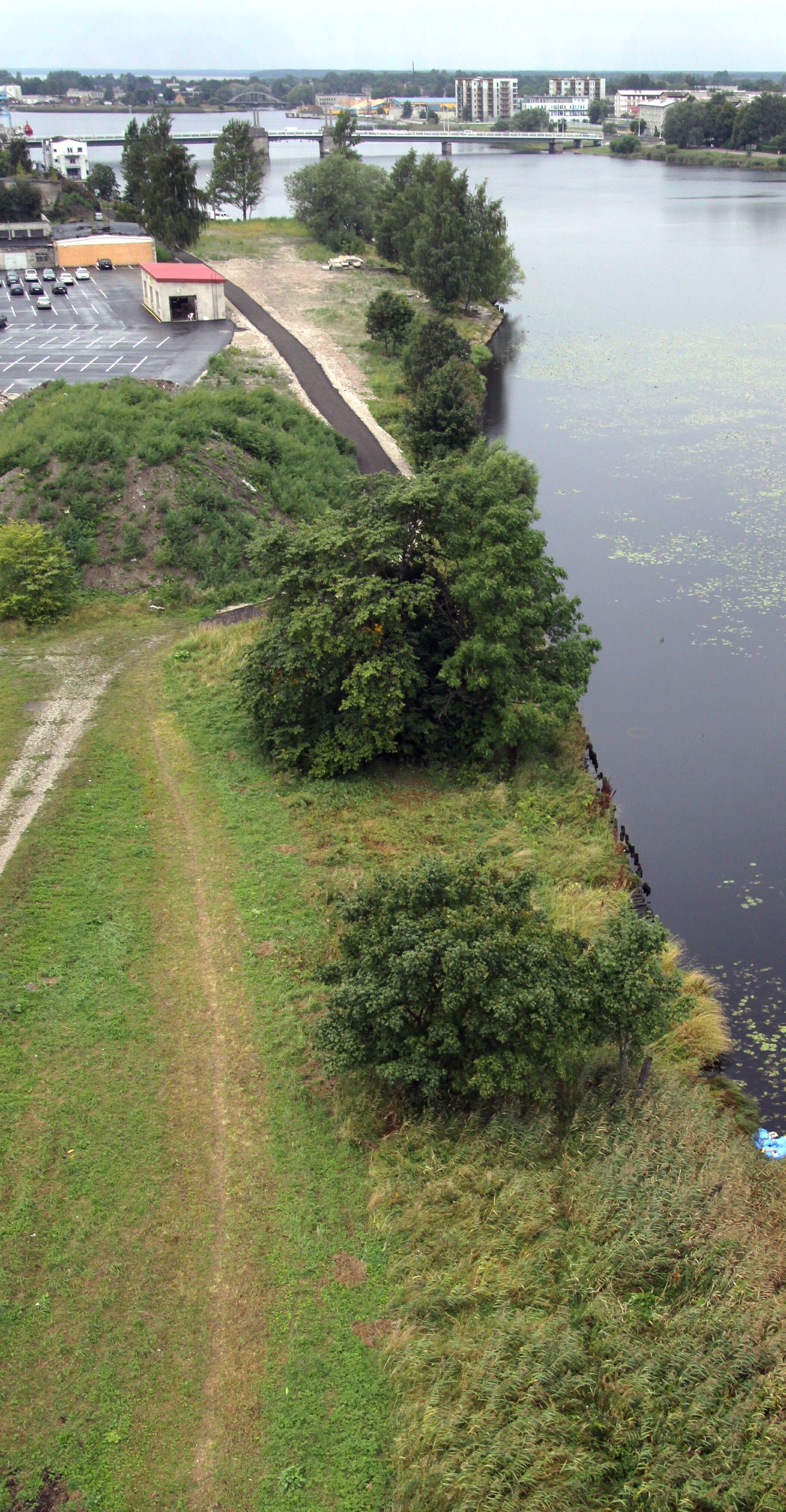 Panoraamvaade osale Pärnu jõe vasakkaldast, kuhu plaanitakse rajada kaasaegne kallasrada.