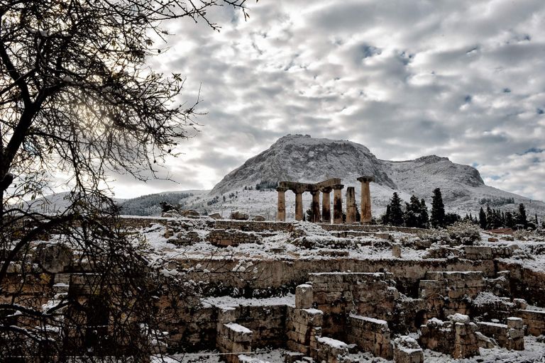Lumega kaetud Vana-Kreeka tempel pealinnast Ateenast 80 kilomeetri kaugusel. Foto: AFP/VALERIE GACHE/Scanpix