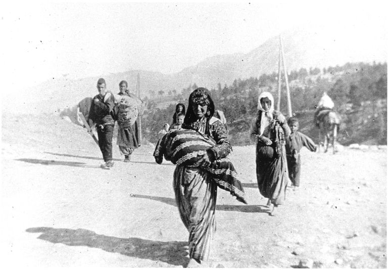Kodust põgenema sunnitud armeenlased 1915. aasta paiku.                                                 Foto: Scanpix
