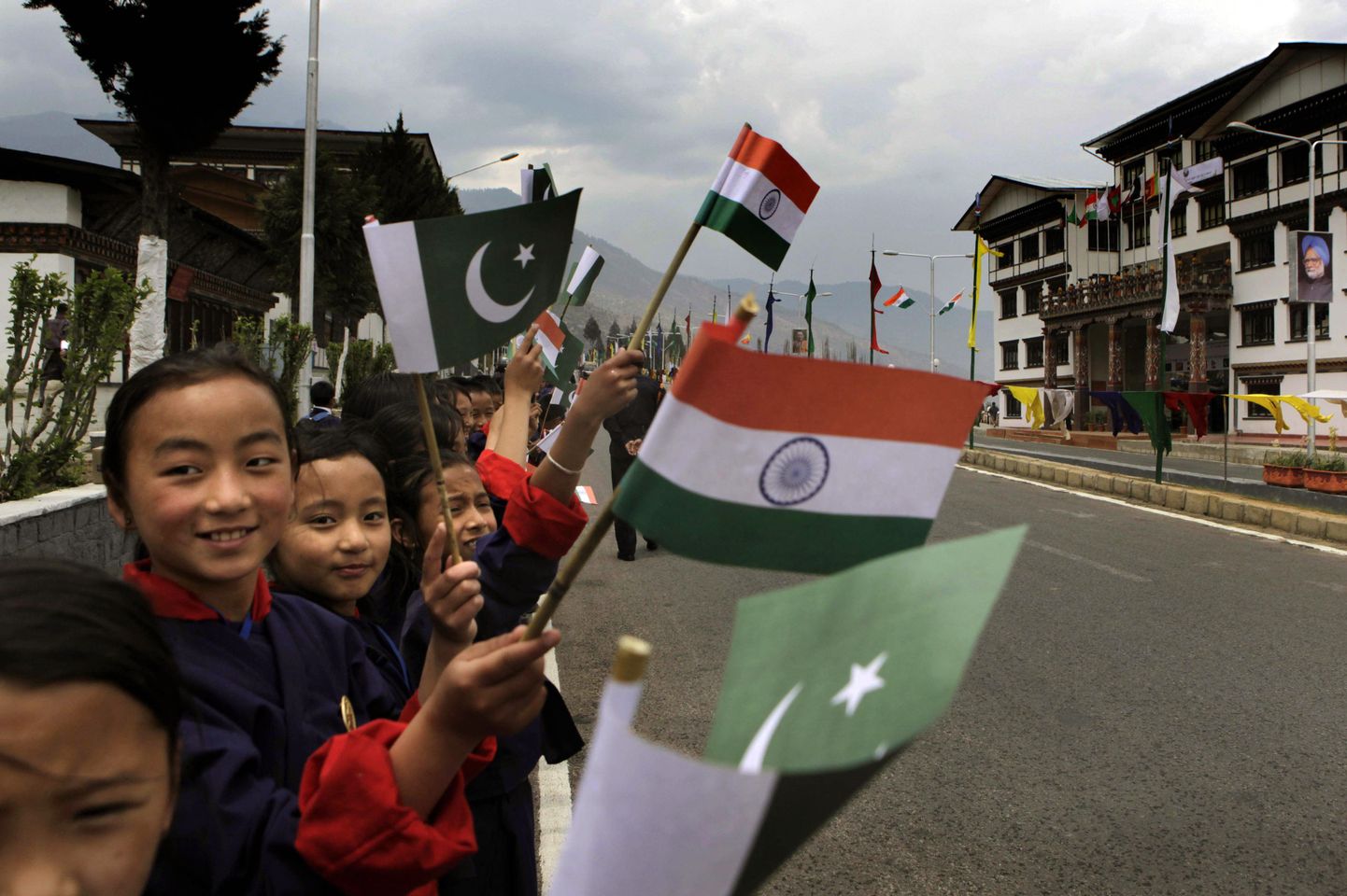 Bhutani koolilapsed lehvitavad India ja Pakistani lippe. Lõuna-Aasia väikeriigis toimub piirkondliku koostööorganisatsiooni SAARC tippkohtumine.