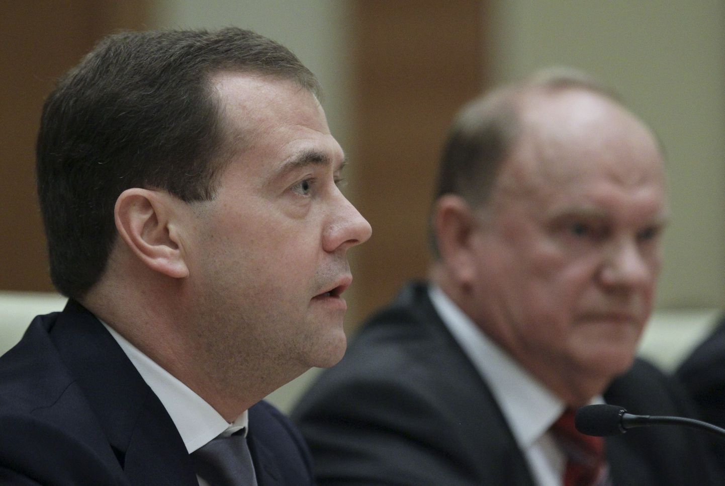 Dmitri Medvedev ja esikommunist Gennadi Zjuganov (paremal).