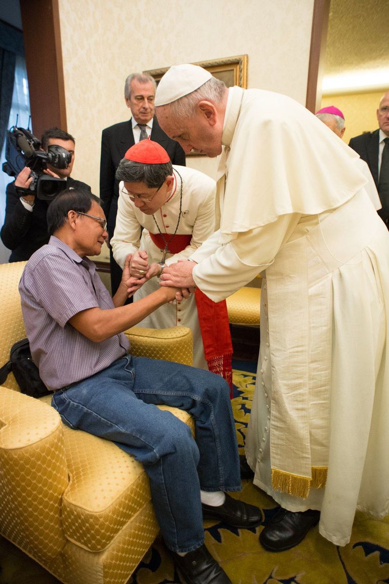 Kurva lisandusena paavsti ja Filipiinide kardinali Antonio Luis Tagle päevaplaanis oli täna ka kohtumine eile Taclobani missa ettevalmistuste käigus õnnetuses hukkunud noore vabatahtliku isaga.