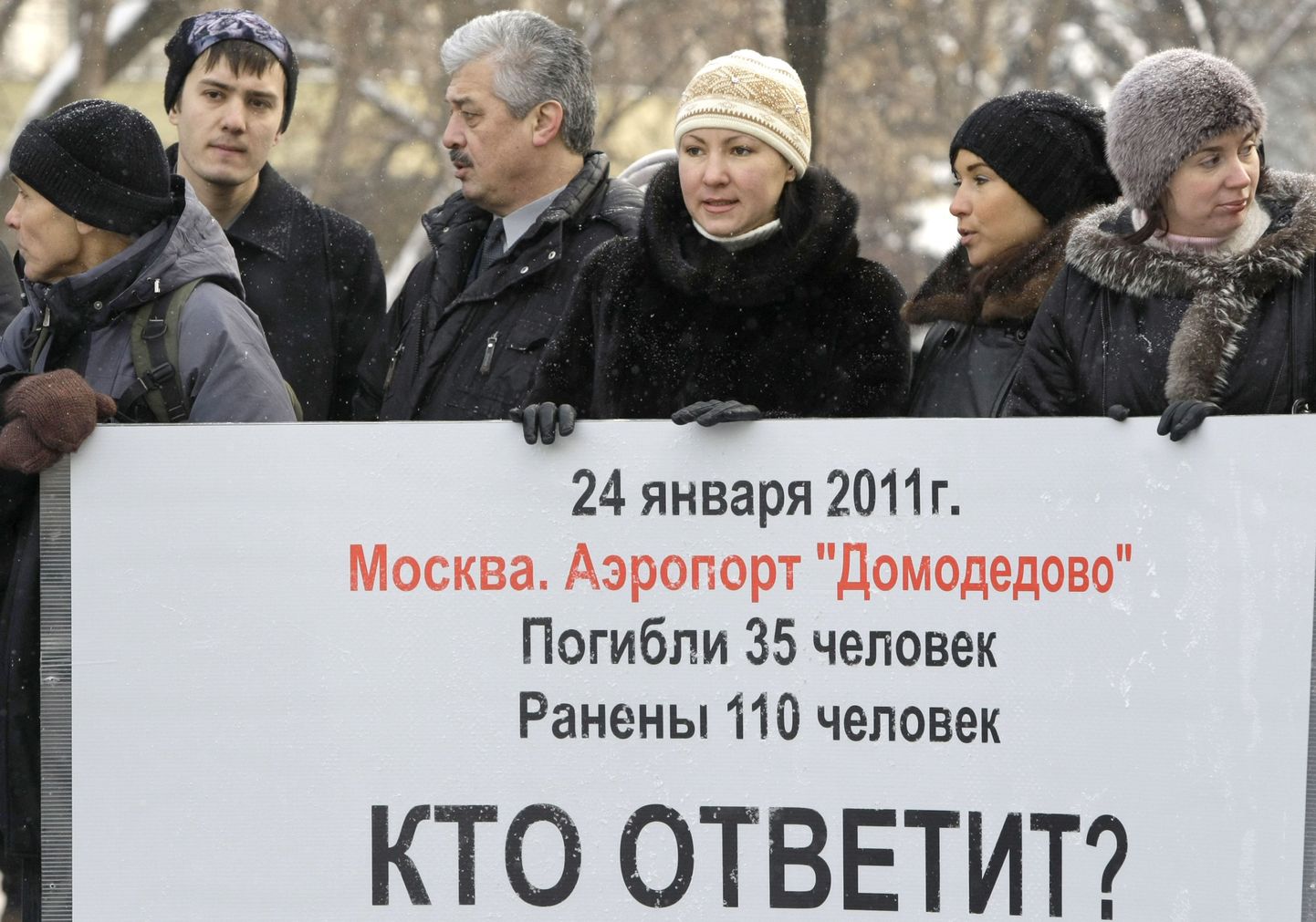 Kümned Jabloko poolehoidjad korraldasid täna Moskvas piketi, nõudes teavet Domodedovo plahvatuse uurimise kohta.